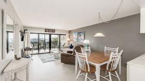 TV - Beautiful waterfront views from this 4th floor condo (Marco Island)