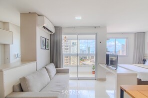 Basic Studio | Living area | 32-inch Smart TV with digital channels - LHD - Condo With Pool and gym in Setor Bueno (Goiânia)