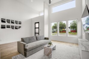 TV connectée, cheminée, chaîne hi-fi, espaces bureaux