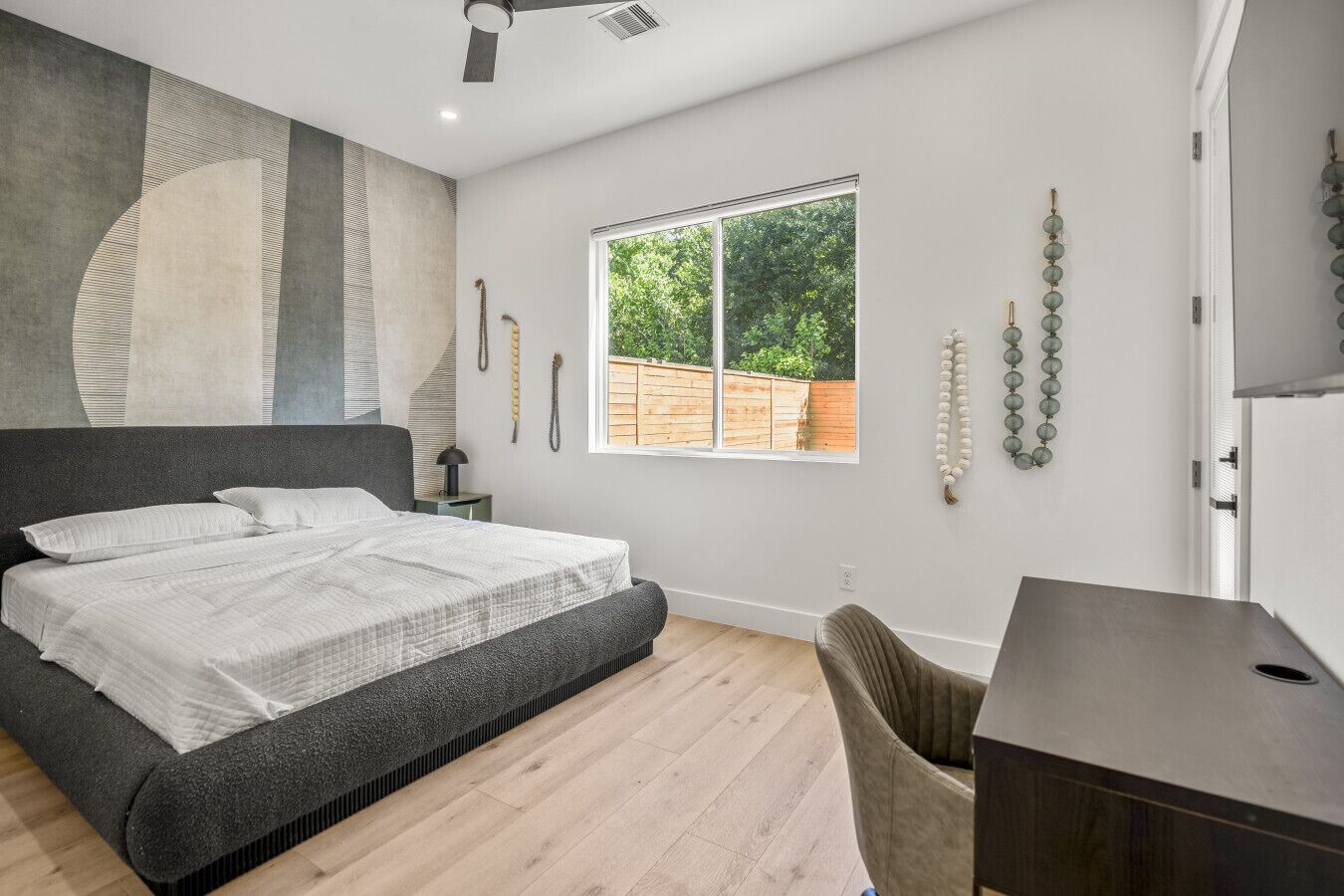 3 slaapkamers, een bureau, een strijkplank/strijkijzer, reisbedje