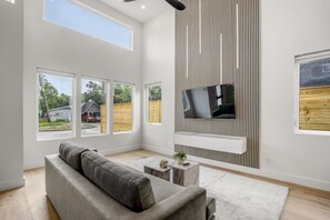 Smart-TV, Kamin, Stereoanlage, Arbeitsbereiche