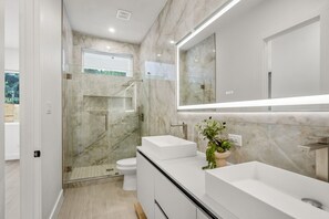 Secadora de cabello, toallas, jabón, papel de baño 
