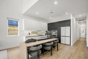 ثلاجة، ميكروويف، فرن، موقد طهي مسطح