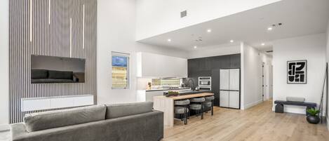 Una Smart TV, una chimenea, un reproductor estéreo, una oficina