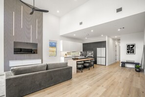 TV connectée, cheminée, chaîne hi-fi, espaces bureaux