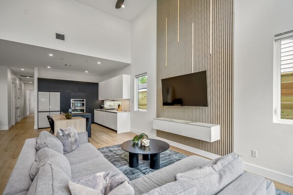 Smart-TV, Kamin, Stereoanlage, Arbeitsbereiche