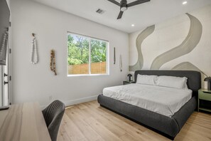 3 habitaciones, escritorio y tabla de planchar con plancha 