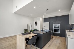 Kjøleskap, mikrobølgeovn, kokeplater og oppvaskmaskin