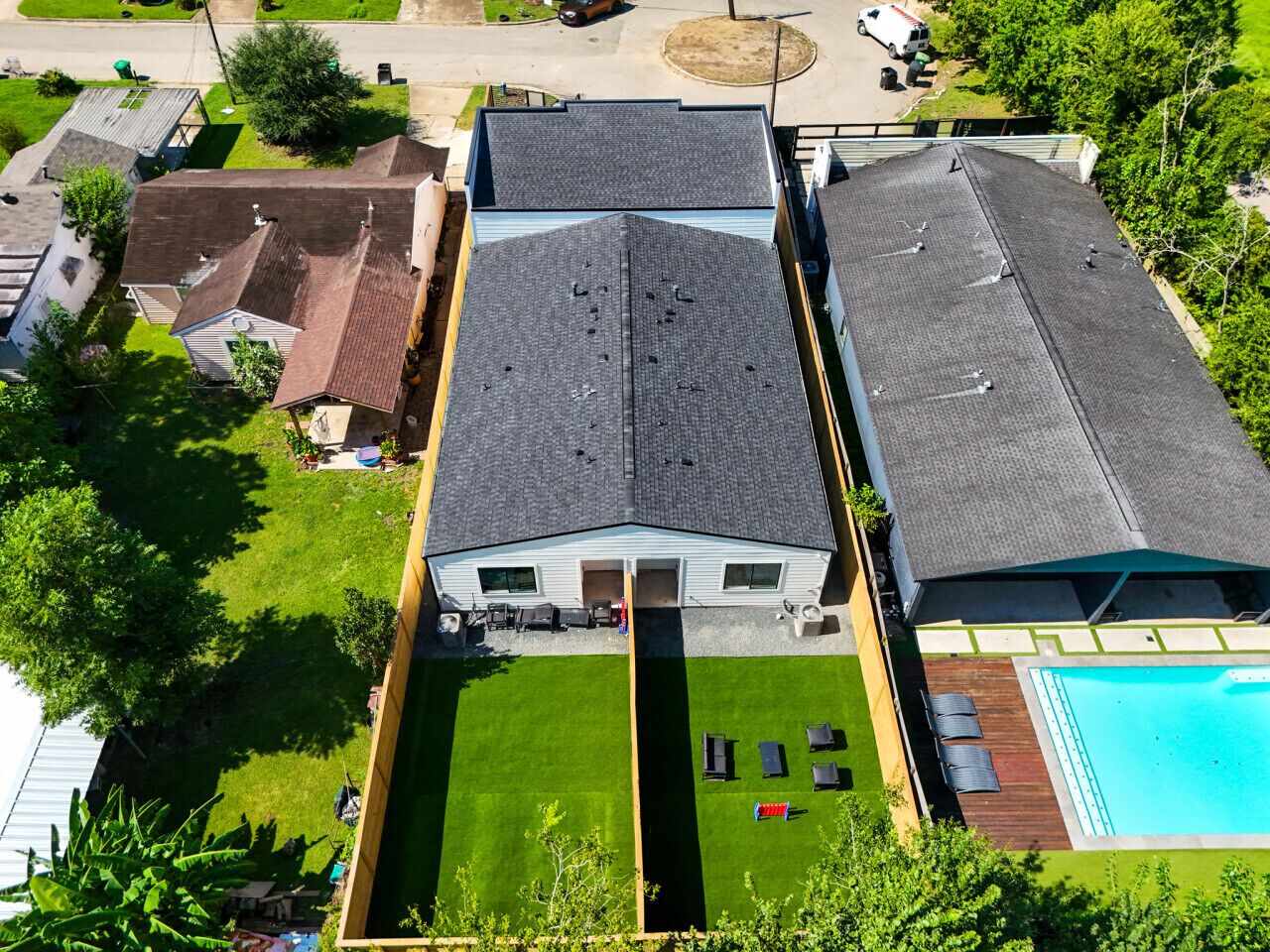 Ein Wohnhaus mit großem Garten, Schwimmbad und gepflegtem Rasen.