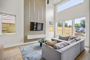 Smart-TV, Kamin, Stereoanlage, Arbeitsbereiche