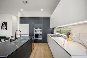 Réfrigérateur, micro-ondes, plaque de cuisson, lave-vaisselle