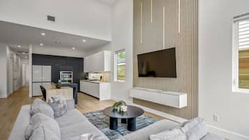 Een smart-tv, een open haard, een stereo en een kantoor