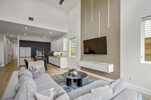 TV connectée, cheminée, chaîne hi-fi, espaces bureaux