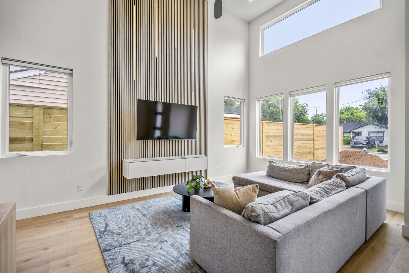 Smart-TV, peis, stereoanlegg og kontorer