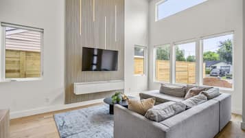 Een smart-tv, een open haard, een stereo en een kantoor