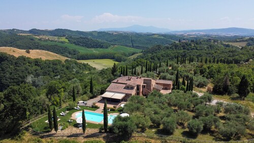 Tuscan Charm Meets Luxury Living – Rent San Nazario Il Poderuccio Today