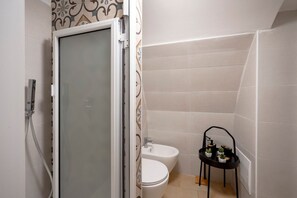 Dutxa, assecador de cabells, bidet i tovalloles 