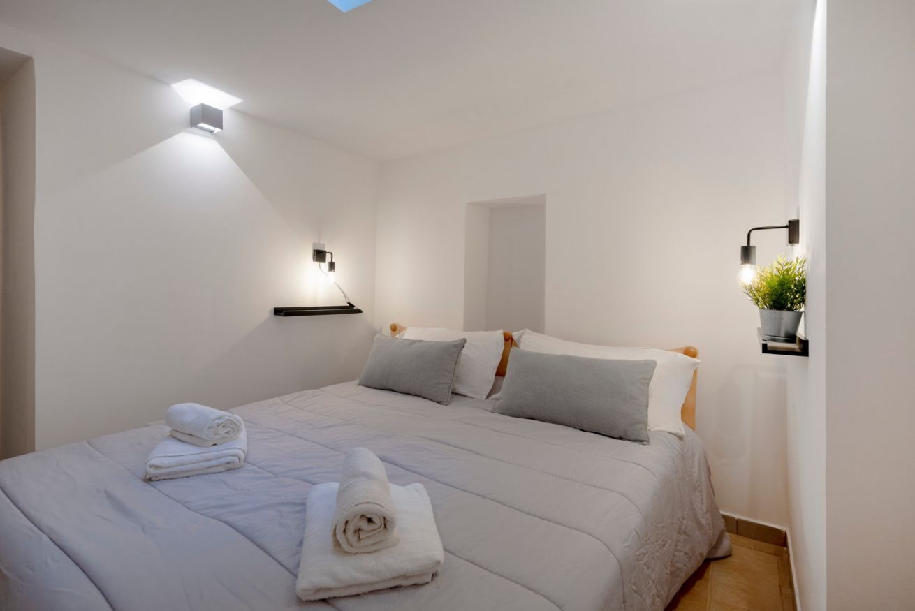 2 chambres, fer et planche à repasser, lit de bébé portatif
