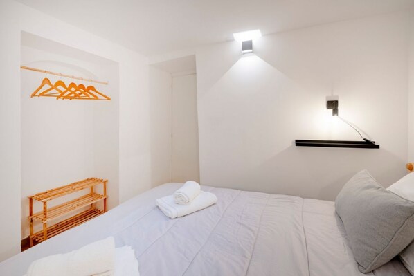 2 bedrooms, iron/ironing board, travel crib