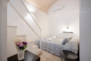 2 chambres, fer et planche à repasser, lit de bébé portatif