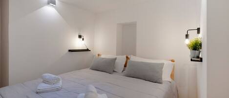 2 bedrooms, iron/ironing board, travel cot