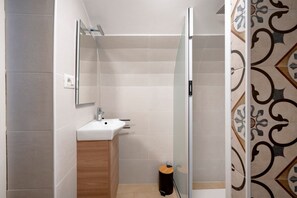 Shower, hair dryer, bidet, towels