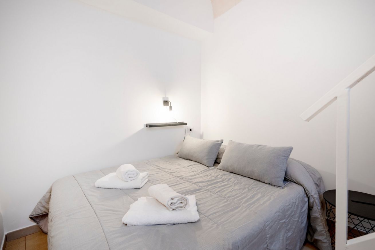 2 bedrooms, iron/ironing board, travel crib