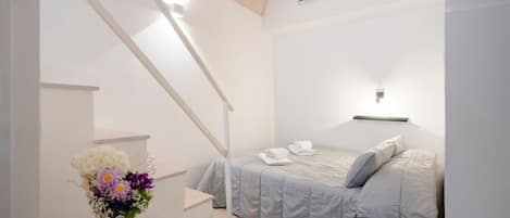 2 chambres, fer et planche à repasser, lit de bébé portatif