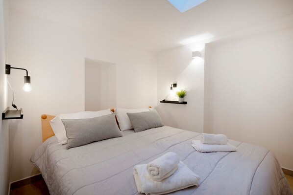 2 bedrooms, iron/ironing board, travel cot