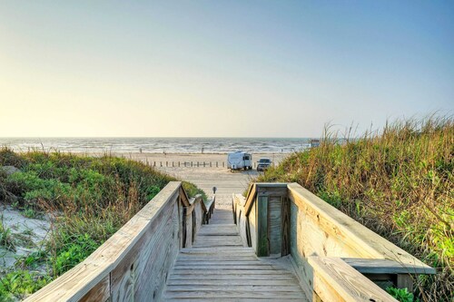 Sleeps 24 2 Homes w/ Beach Boardwalk Access & Deck Views Steps to the Beach