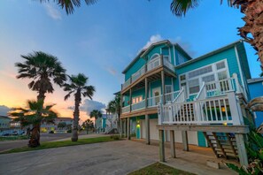 Interior - Sleeps 24 2 Homes w/ Beach Boardwalk Access & Deck Views Steps to the Beach (Port Aransas)