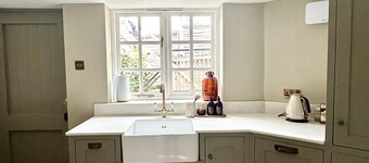 Character Main Street Cottage in Beautiful Town of Southwell