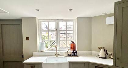 Character Main Street Cottage in Beautiful Town of Southwell