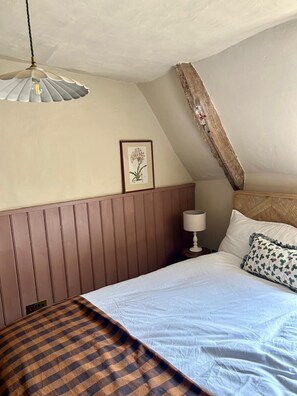 Iron/ironing board, bed sheets