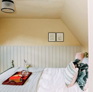 2 bedrooms, iron/ironing board, bed sheets
