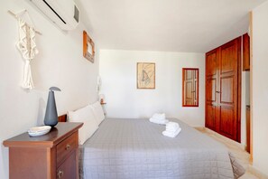 1 bedroom - Cozy studio apartment located on the ground floor, created inside a traditional Apulian trullo, ideal for a stay of two people.The property is surrounded by the greenery of the Apulian countryside and is located a short distance from Ostuni, the renowned (Ostuni)