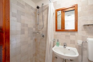Douche, serviettes fournies