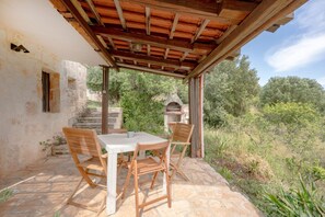 Outdoor dining - Cozy studio apartment located on the ground floor, created inside a traditional Apulian trullo, ideal for a stay of two people.The property is surrounded by the greenery of the Apulian countryside and is located a short distance from Ostuni, the renowned (Ostuni)