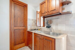 Shower, towels - GuestHost - Cozy studio apartment located on the ground floor, created inside a traditional Apulian trullo, ideal for a stay of two people.The property is surrounded by the greenery of the Apulian countryside and is located a short distance from Ostuni,  (Ostuni)