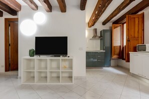 Interior - GuestHost - Comfortable 55 sqm studio apartment, capable of hosting up to 4 people, located on the ground floor of a period building.The property is located in the historic center of Cagliari, within the Castello district, in an area full of services and (Cagliari)