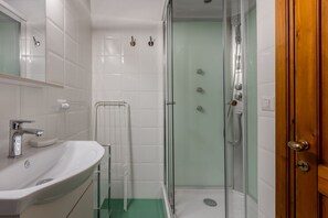 Shower, bidet, towels