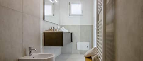 Douche, bidet, serviettes fournies