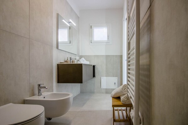Shower, bidet, towels - GuestHost - Elegant Beachfront Wi-Fi & Parking (Golfo Aranci)