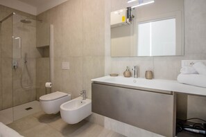 Shower, bidet, towels - GuestHost - Elegant Beachfront Wi-Fi & Parking (Golfo Aranci)
