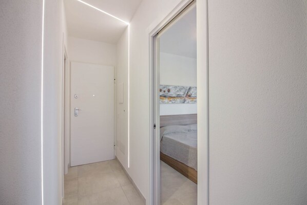1 habitación y tabla de planchar con plancha 