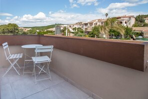 Outdoor dining - GuestHost - Elegant Beachfront Wi-Fi & Parking (Golfo Aranci)