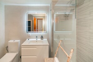 Shower, towels - WELCS APARTAMENTO 271 EMP cerca de la playa (Empuriabrava)