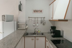 Refrigerador, microondas, horno y cafetera y tetera 