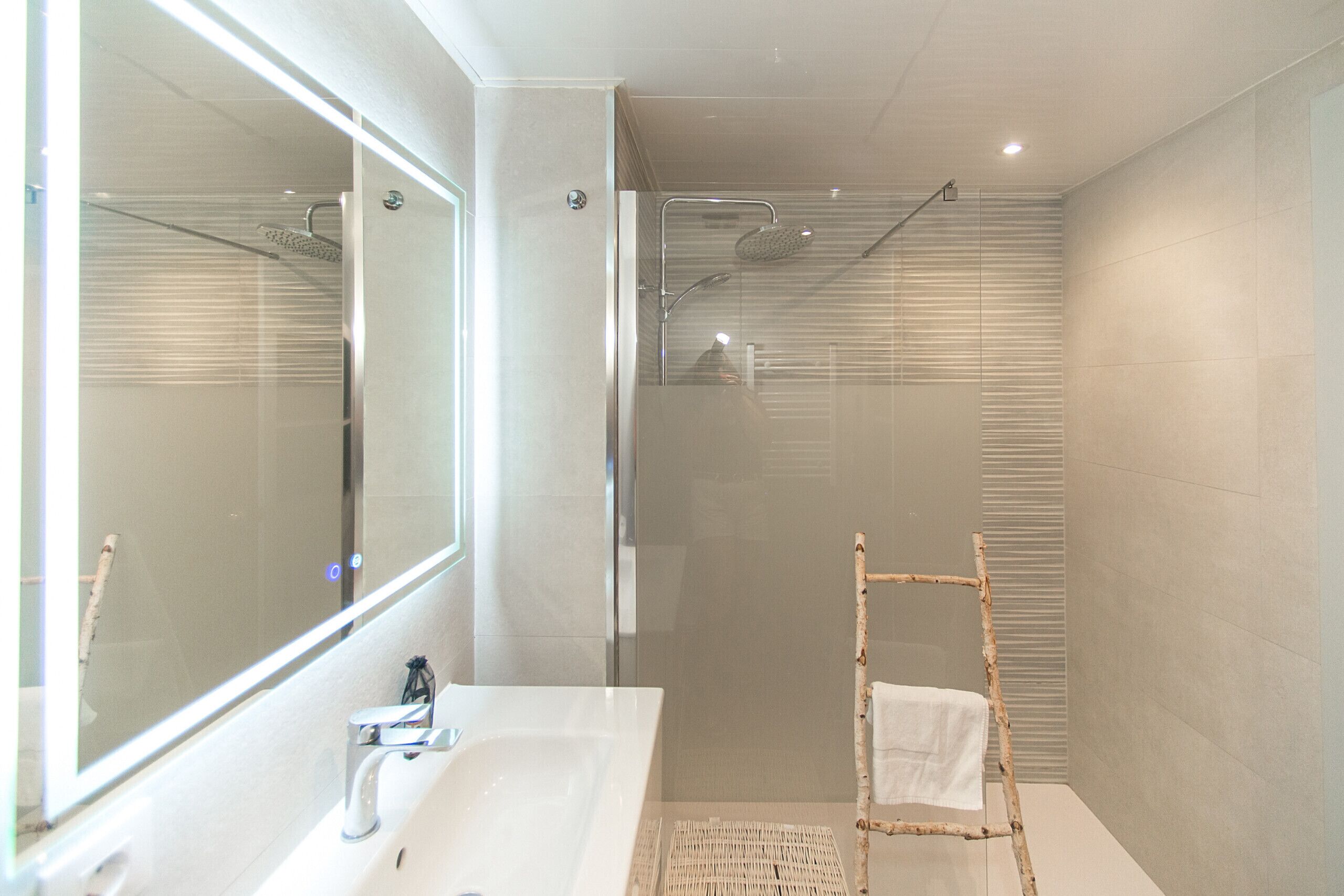 Een douche, handdoeken