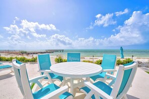 Outdoor dining - The Turquoise Turtle-Beach/Pool (Key Colony Beach)